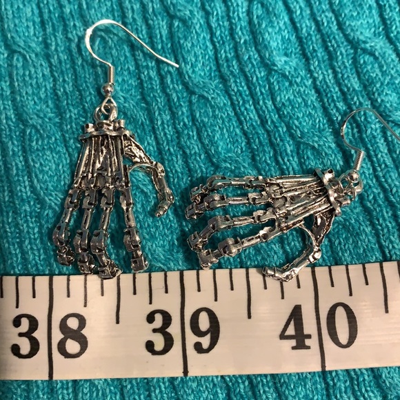 🖤925 hook-Skeleton Hand Halloween Earrings - Picture 6 of 6